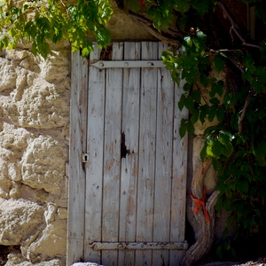 Porte en bois bleue sur mur de pierres et ombragée - France  - collection de photos clin d'oeil, catégorie portes